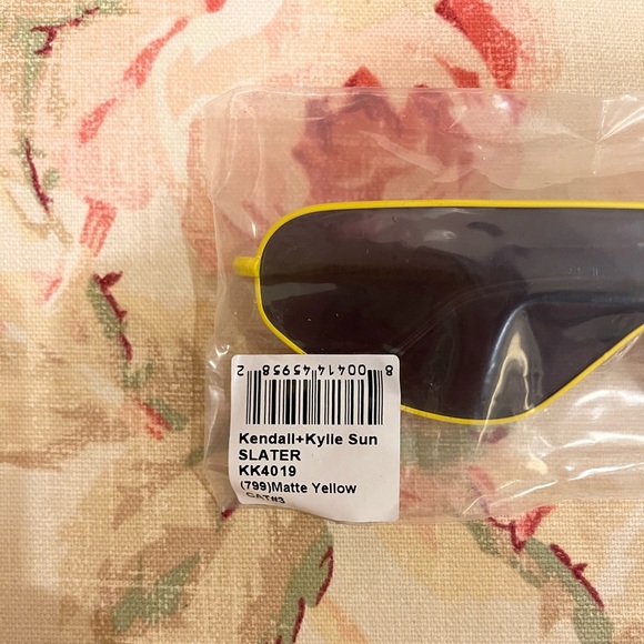 Kendall + Kylie Slater Sunglasses / Like New - Picture 4 of 9